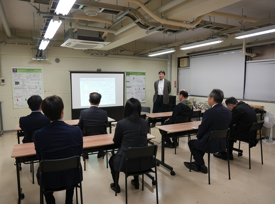 会員向け講演会と研究室見学を開催しました。