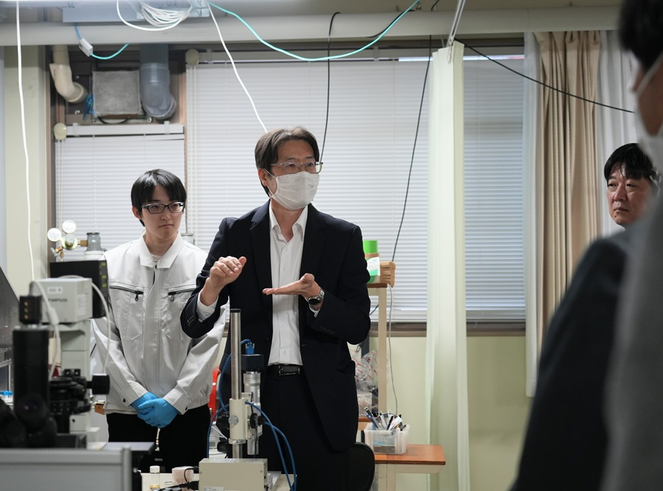 会員向け講演会と研究室見学を開催しました。